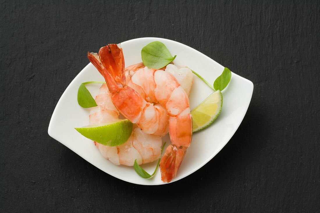 Prawns with lime wedges