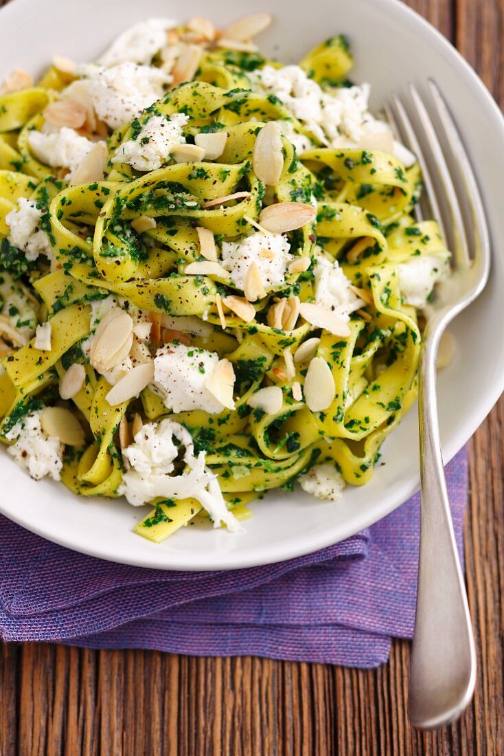 Tagliatelle mit Spinatpesto, Mandelblättchen und Mozzarella