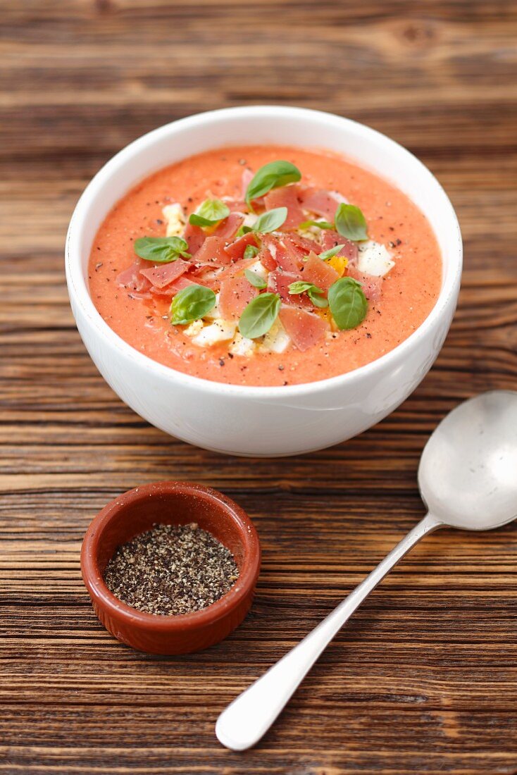 Salmorejo - kalte Tomatensuppe mit Jamon und Ei (Andalusien)