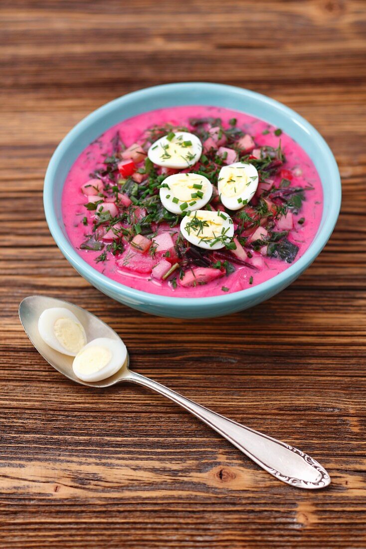 Kalte Rote-Bete-Suppe mit Radieschen, Kartoffeln, Kefir und Wachtelei