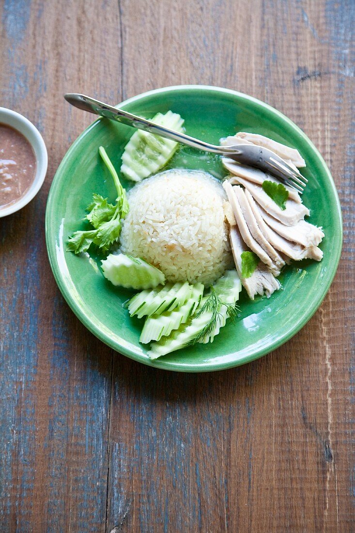 Khao Man Gai (Ingwer-Huhn mit Reis und Gurke, Thailand)