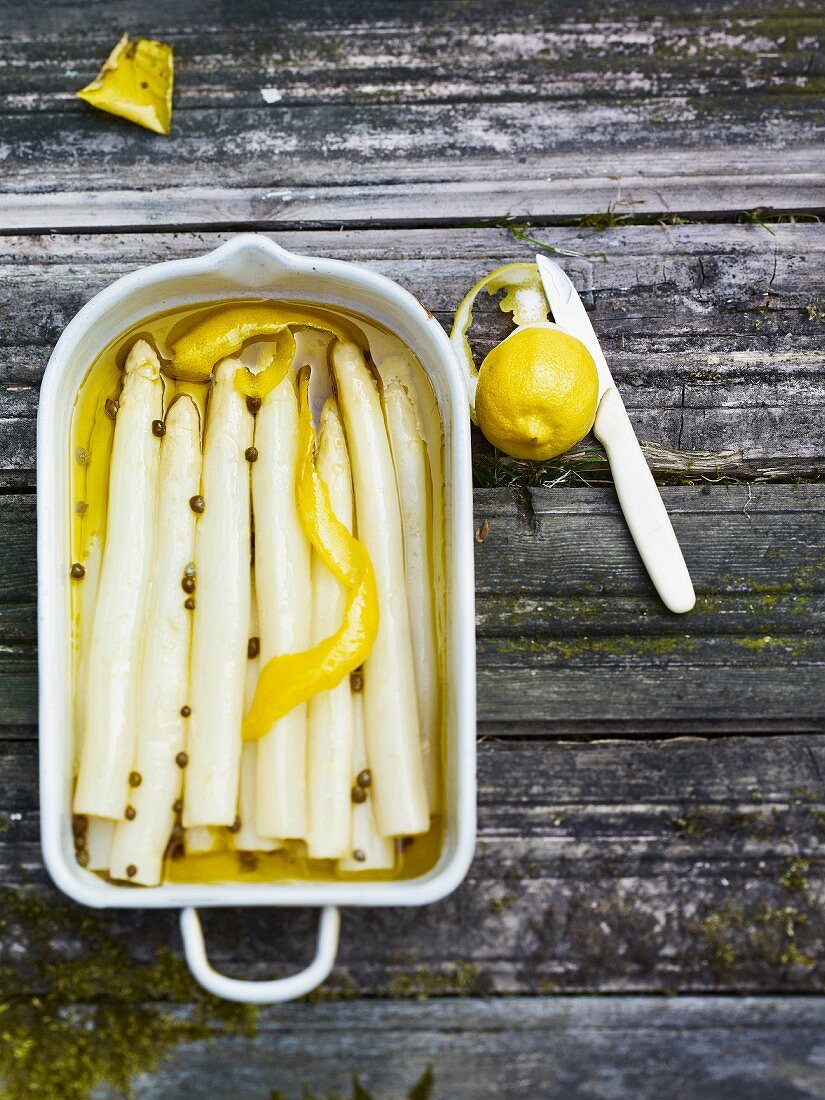 White asparagus in lemon oil