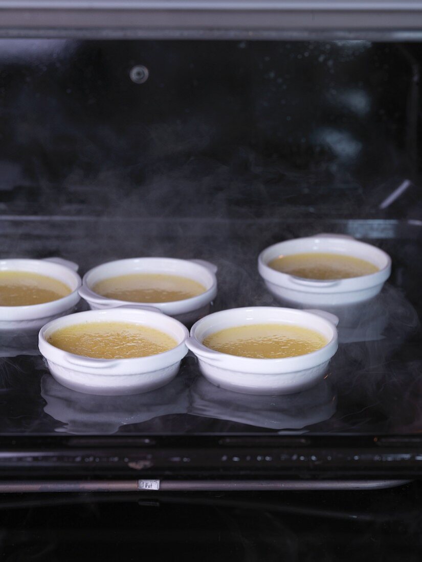 Crème brûlée im Wasserbad stocken lassen