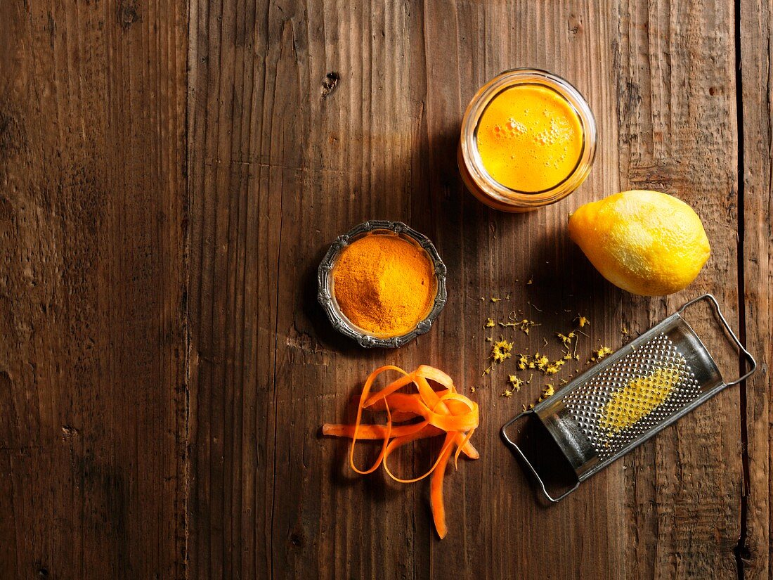 Gelber Smoothie mit Karotten, Zitronenschale und Kurkuma