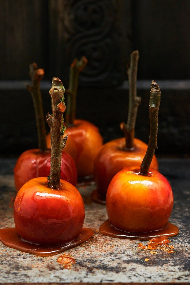 Kandierte Äpfel mit Karamellüberzug auf Marmorplatte