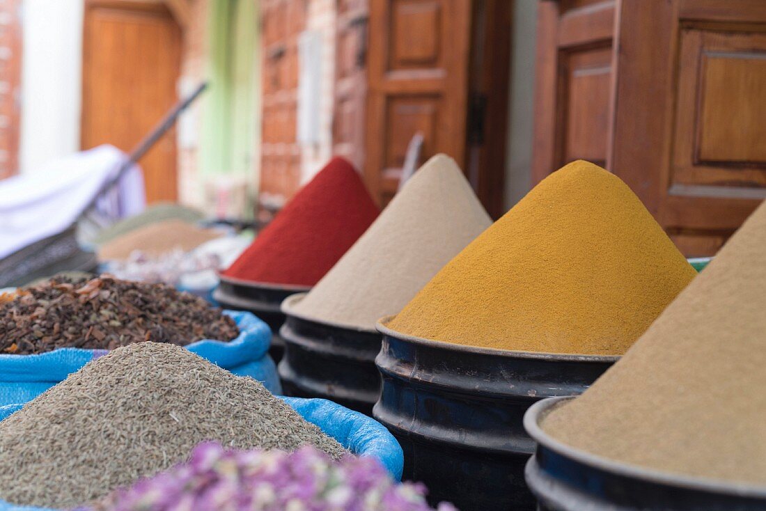 Marktstand mit Gewürzen (Marrakesch, Marokko)
