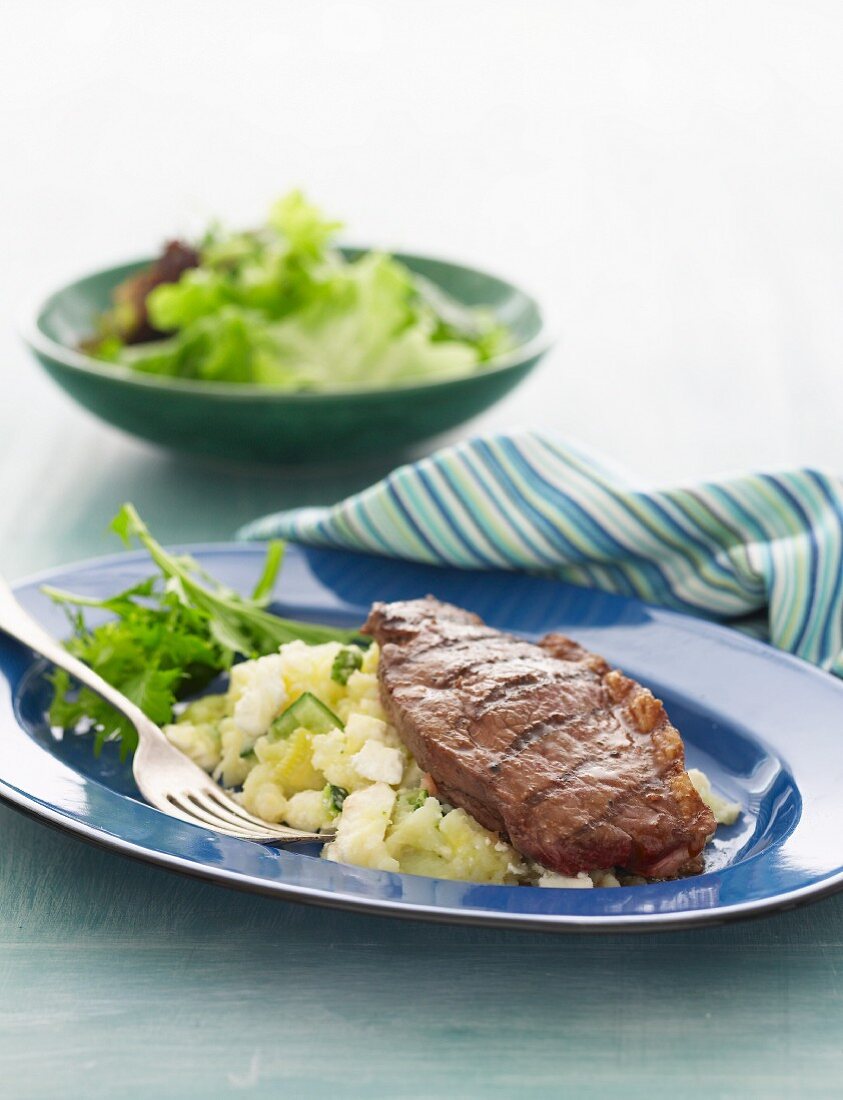 Gegrilltes Rumpsteak mit Kartoffel-Zucchini-Feta-Püree