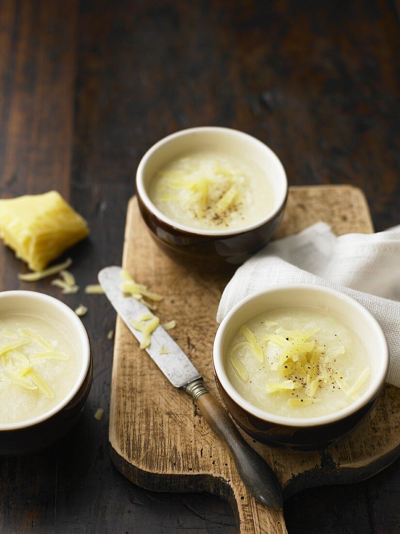 Creamy Cauliflower & Cheese Soup