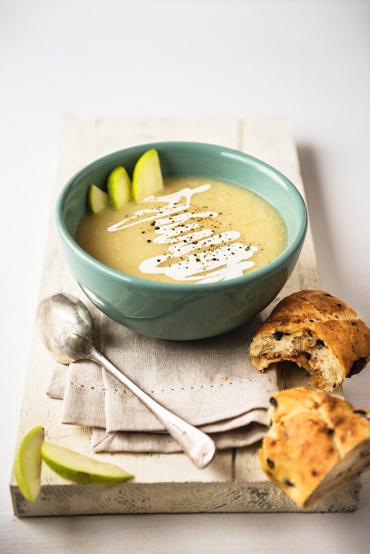 Sellerie-Apfel-Suppe mit frischem Brot