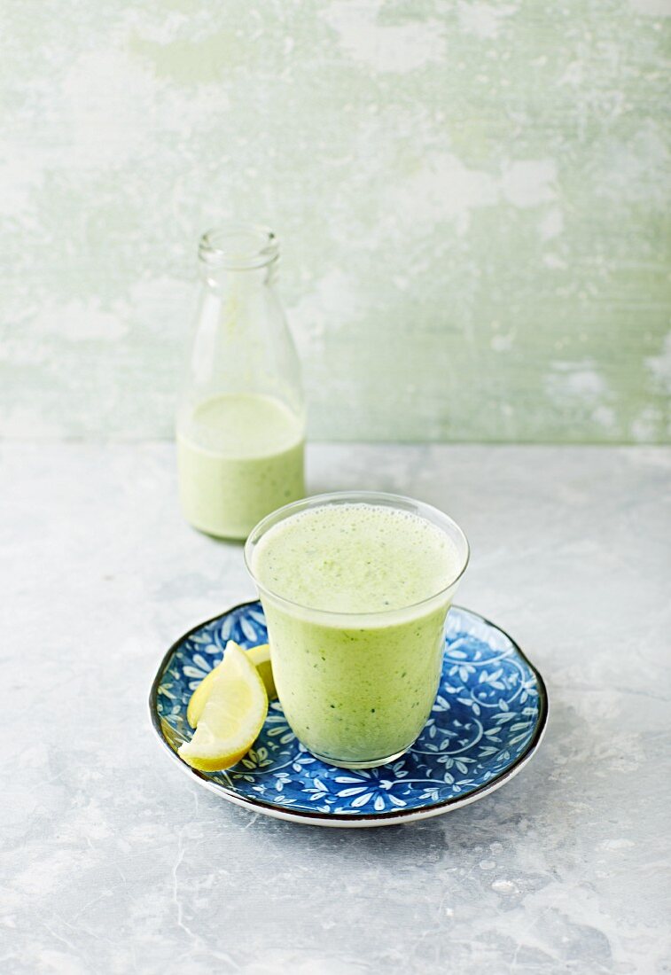 Avocado-Gurken-Sellerie-Smoothie mit Kräutern und Zitrone