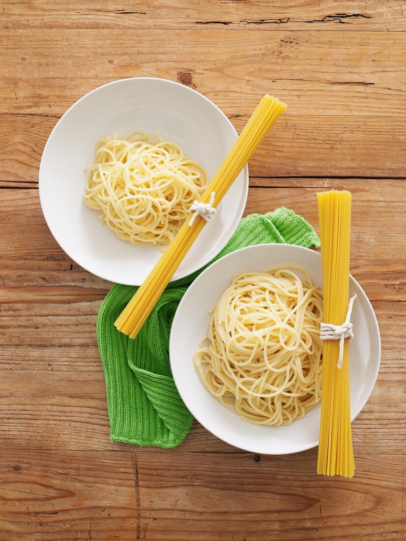 Spaghetti gekocht und ungekocht