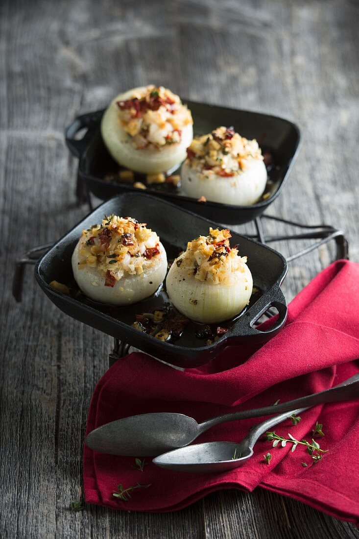 Stuffed onions with capers and thyme