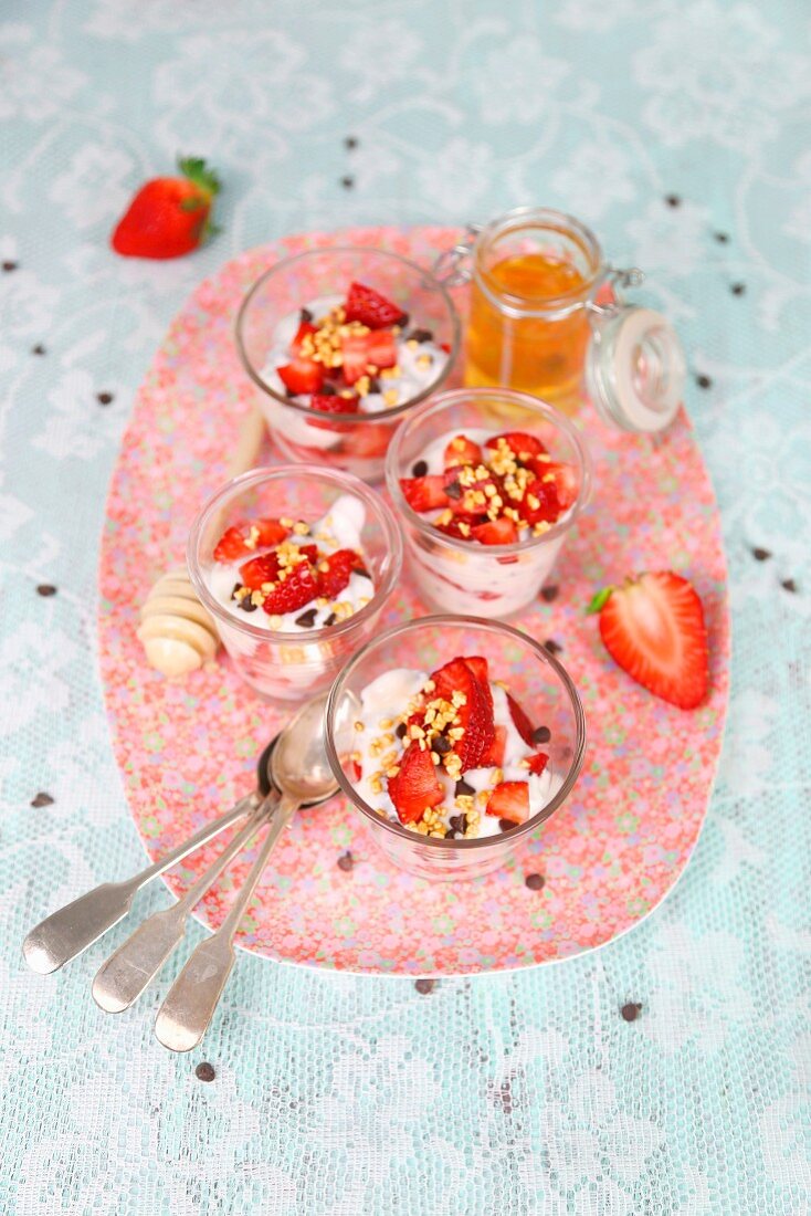 Strawberry and yogurt desserts with honey