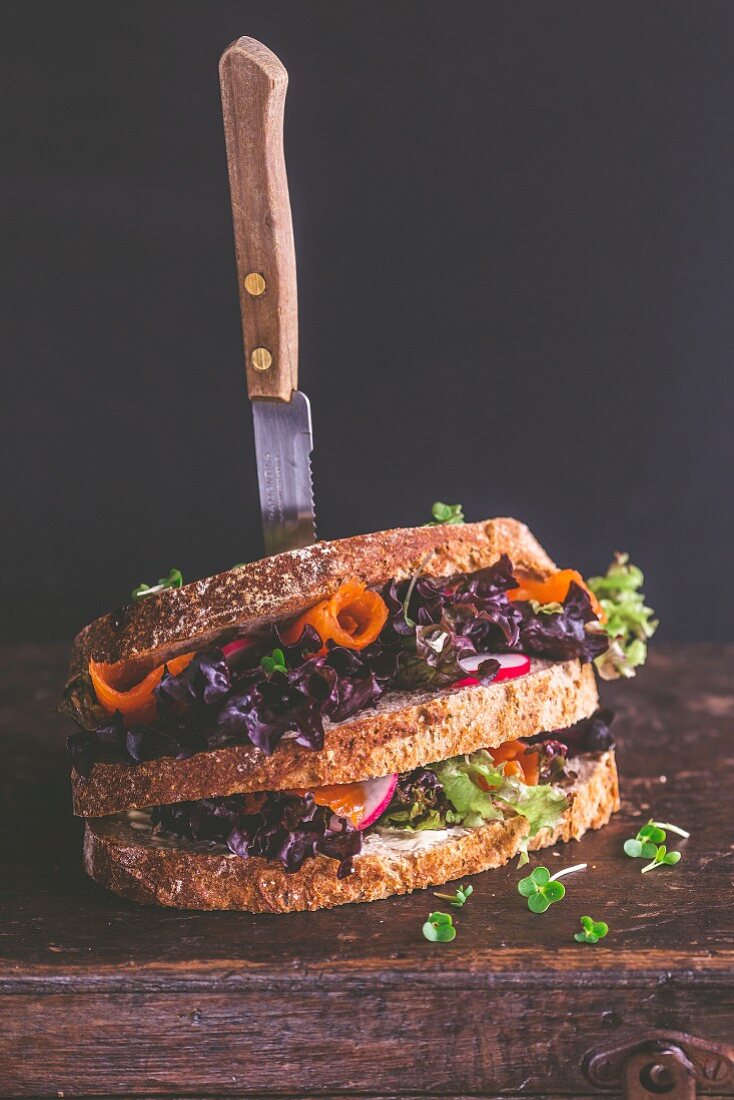 Räucherforellen-Radieschen-Sandwich mit einem Messer