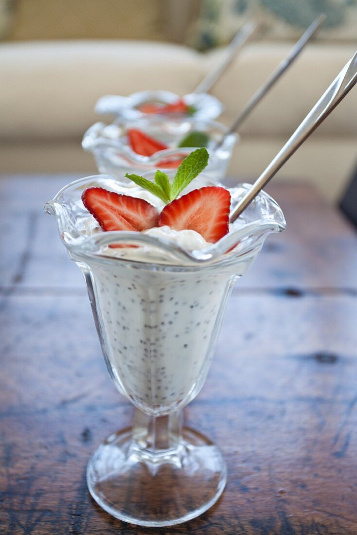 Chia-Pudding mit Erdbeeren und Minze