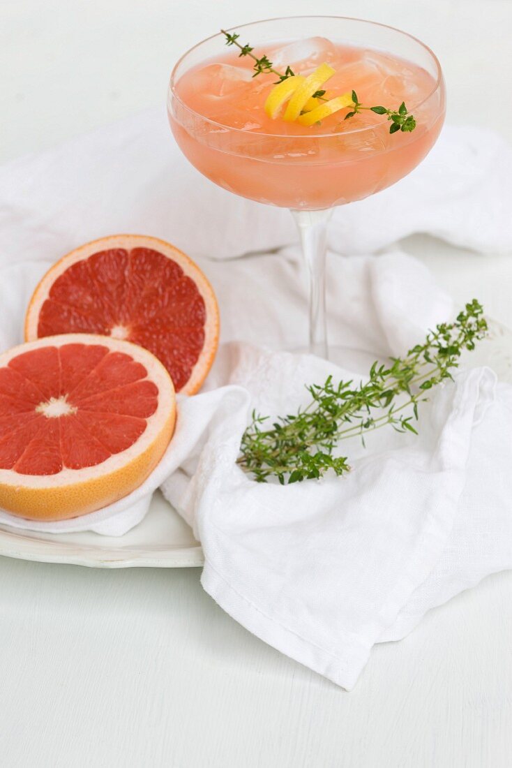Rhabarber-Grapefruit-Cocktail mit Thymian