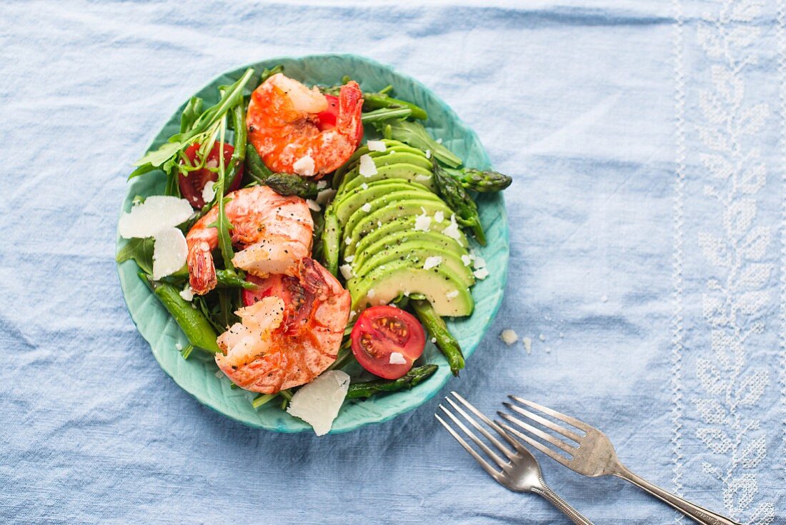 asparagus salad with prawns and avocado