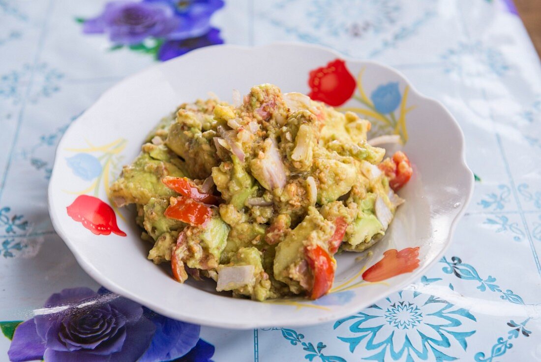 Traditioneller burmesischer Avocadosalat (Myanmar, Burma)