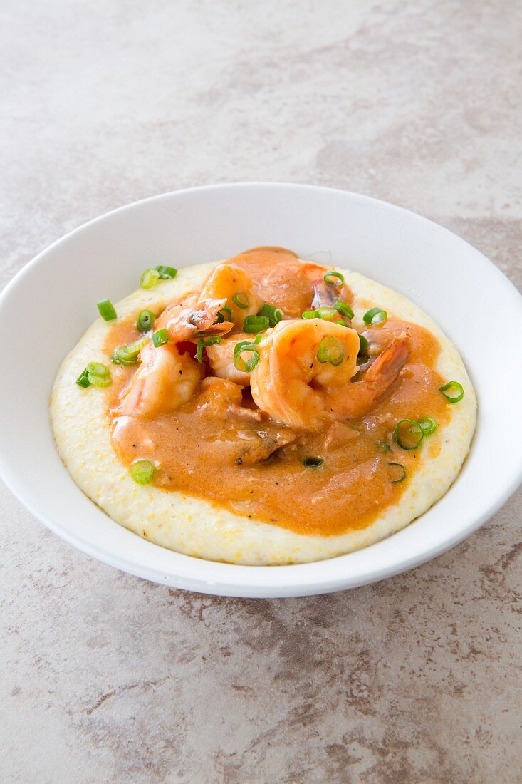 Shrimps und Grits mit kreolischer Sauce (USA)