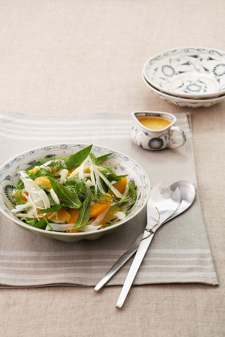 Fenchel-Orangen-Salat mit Rucola und Kräutern