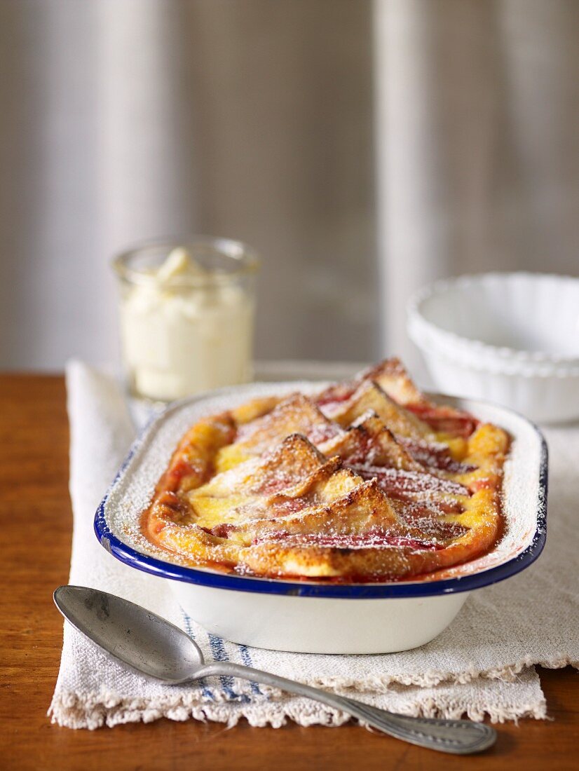 Bread and Butter Pudding mit Rhabarber