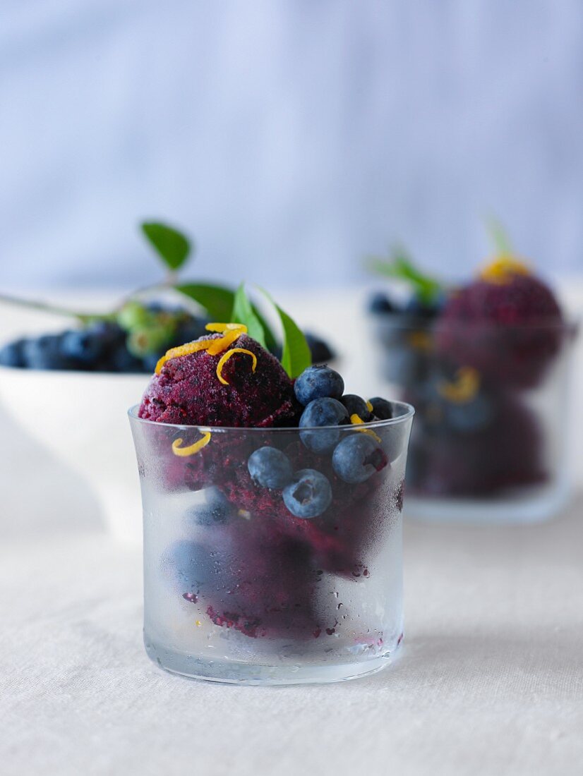 Beerensorbet mit Heidelbeeren