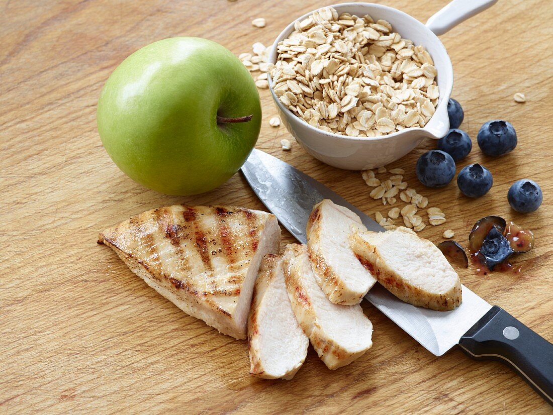 Chicken breast with apple, blueberries and oats