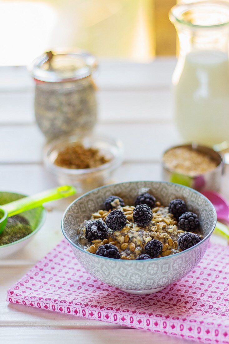 Müsli mit gefrorenen Brombeeren