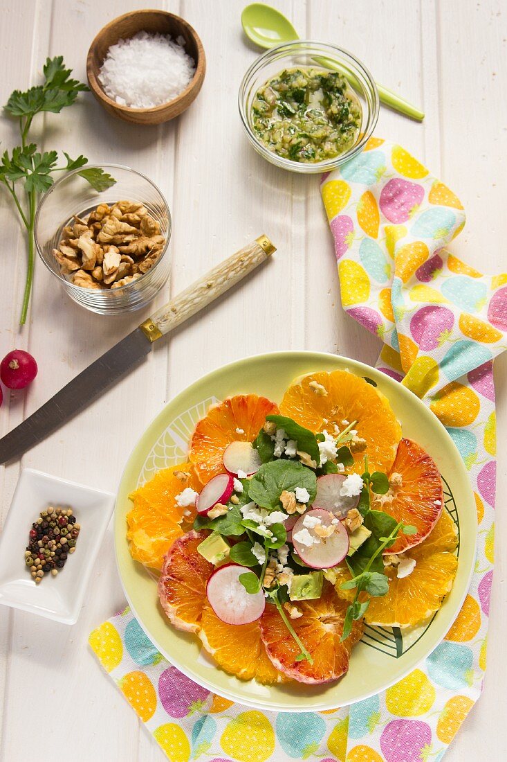 Orangensalat mit Radieschen, Avocado und Walnüssen