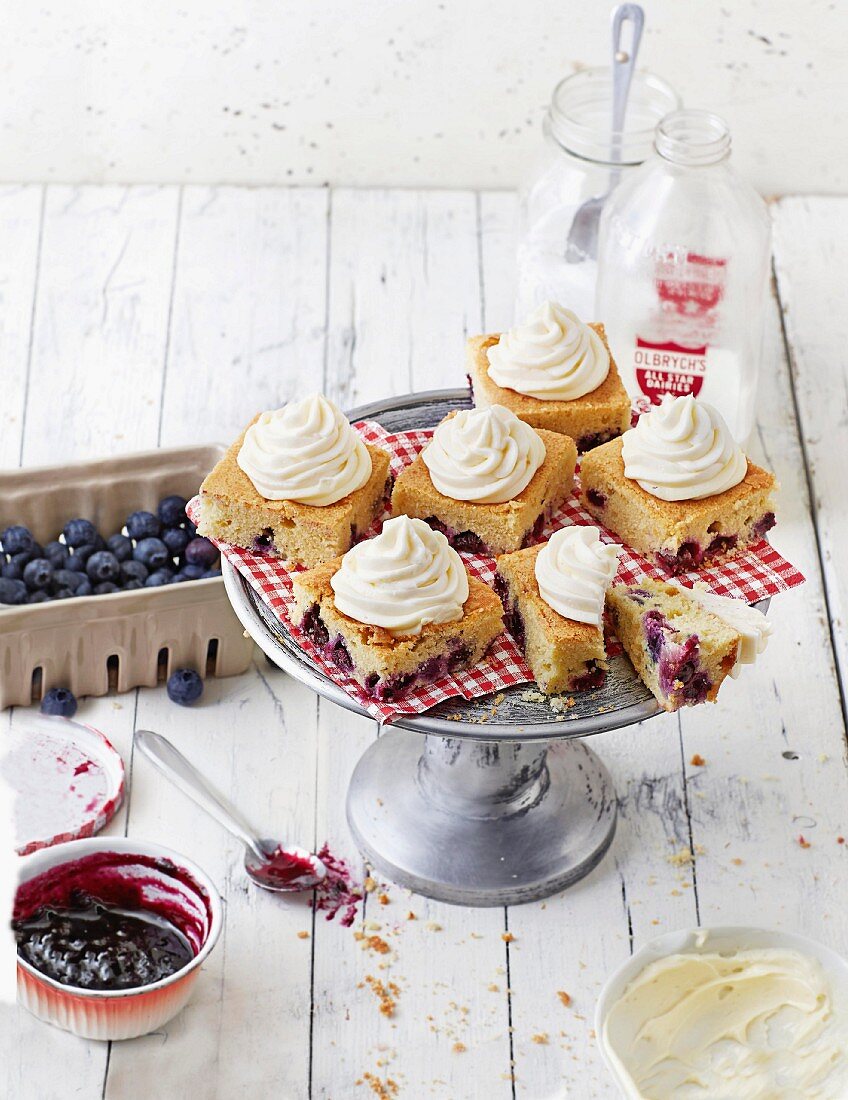 Blueberry muffin cakes with cream cheese frosting (USA)