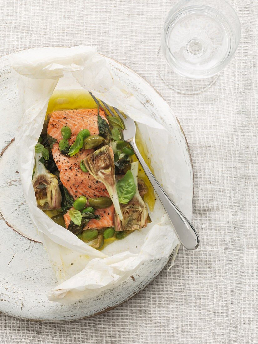 Salmon with olives and artichokes in parchment paper