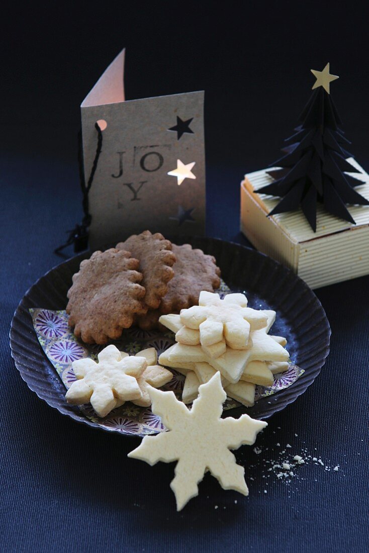 Glutenfreie Weihnachtsplätzchen mit Weihnachtsbaum aus Papier und selbstgebastelter Karte