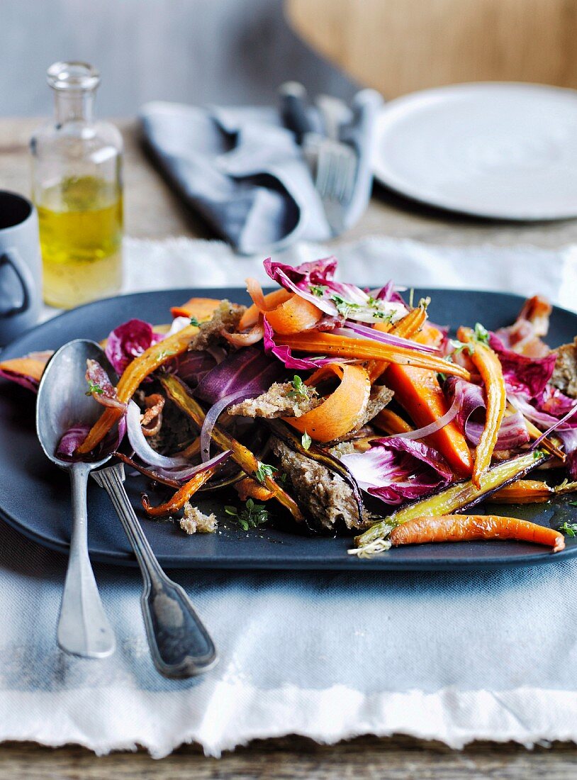 Warmer Gemüsesalat mit Karotten, Pastinaken, Radicchio und Reis-Croûtons