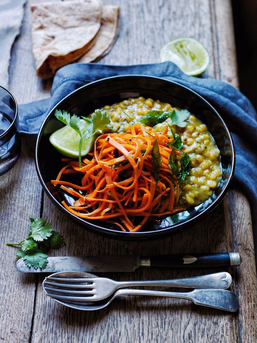 Dal mit gelben Spalterbsen und Karotten (Indien)