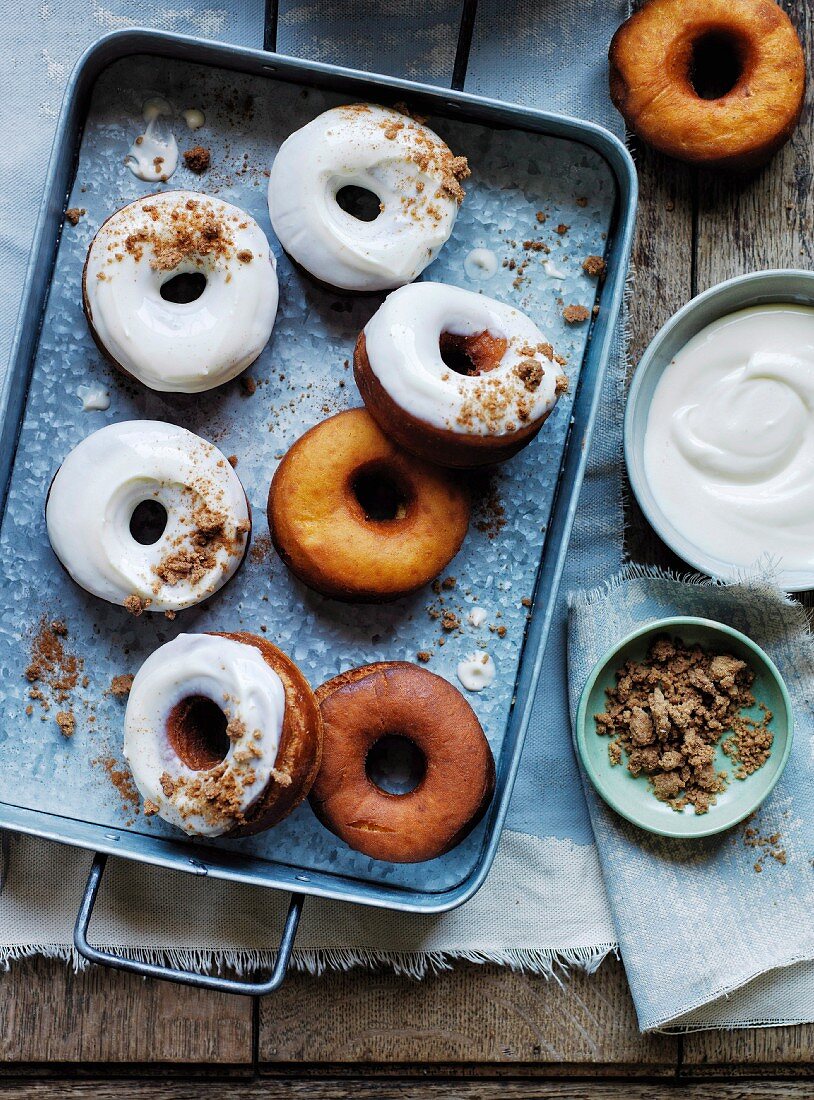 Karotten-Doughnuts mit Frischkäseglasur und braunen Zuckerbröseln