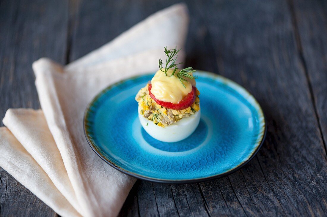 Deviled Egg (Gefülltes Ei) auf blauem Teller