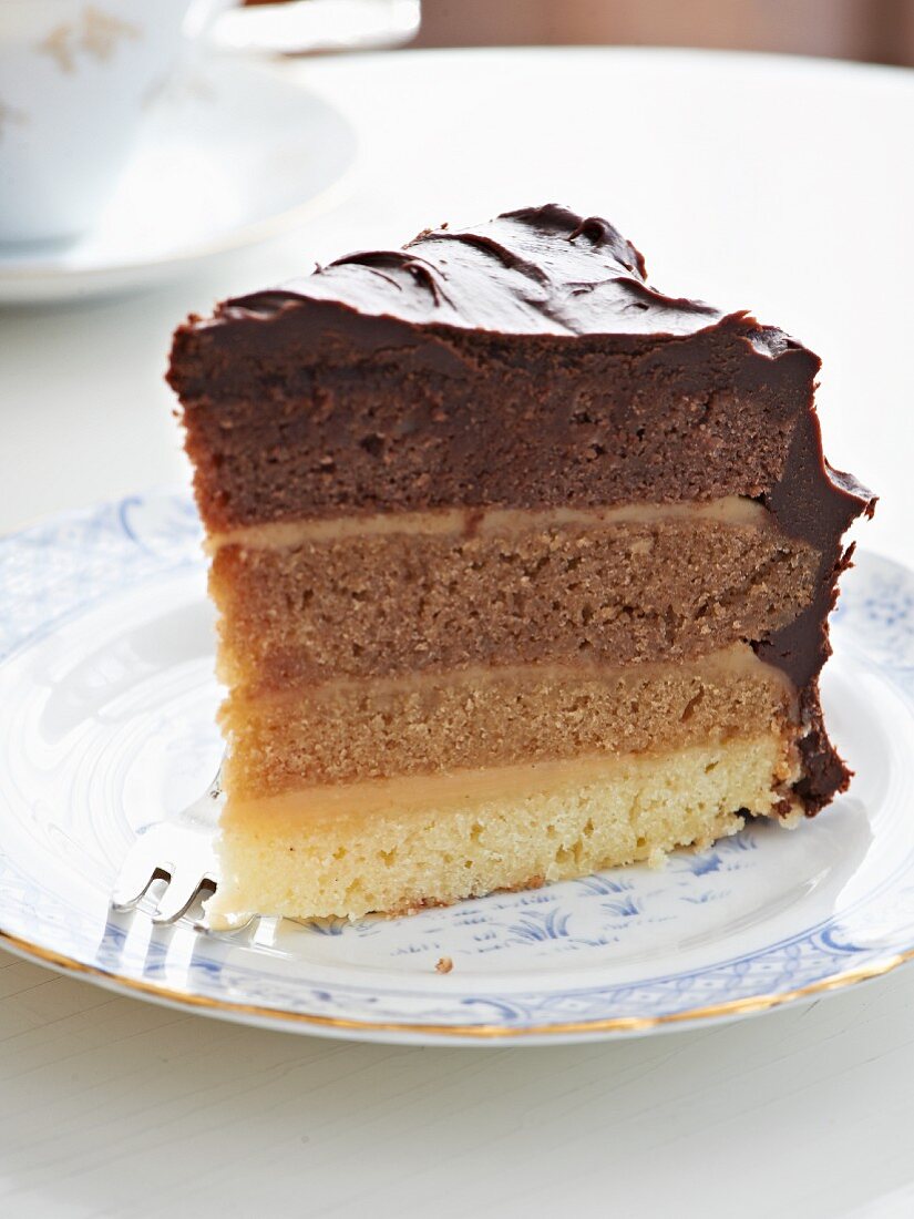 Ein Stück Mandel-Schokoladen-Torte