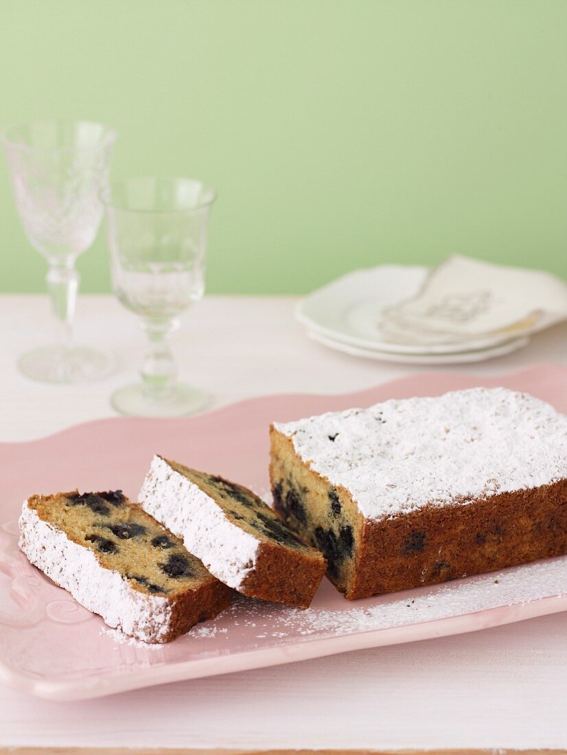 Kastenkuchen mit Blaubeeren und Puderzucker