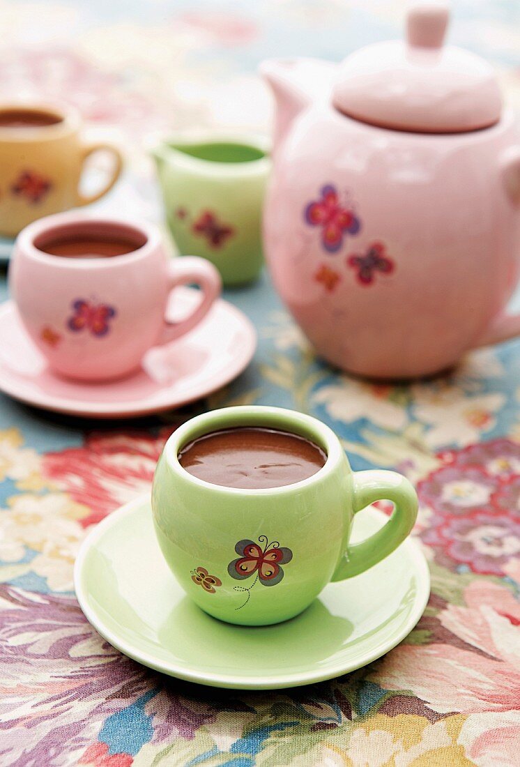 Schokoladentöpfchen in Teetassen