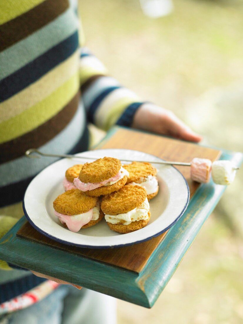 Cookie-Sandwiches mit Marshmallowcreme fürs Camping