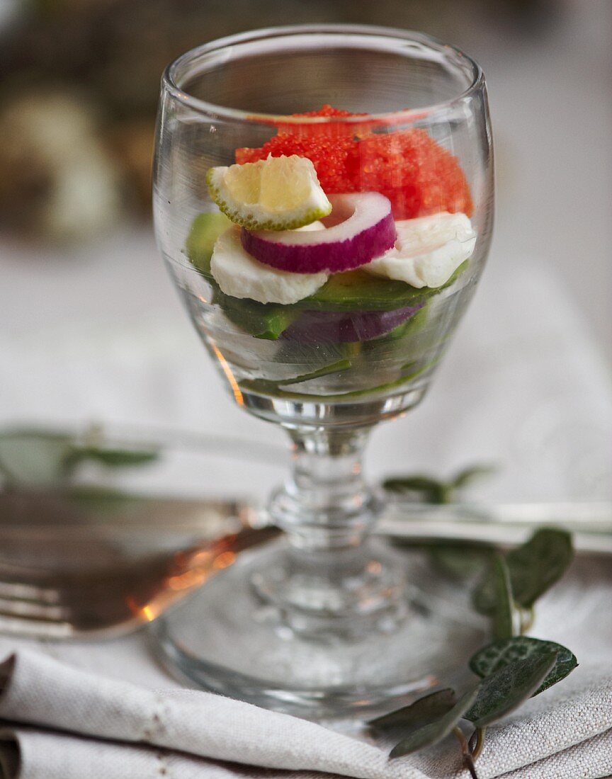 Avocado-Mozzarella-Cocktail mit roten Zwiebeln und Kaviar