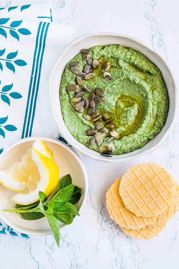 Hummus mit Edamame, Chlorella und Kürbiskernen