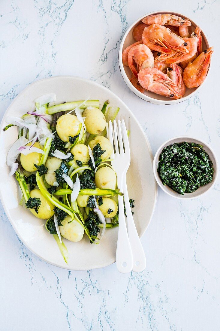 Pellkartoffeln mit Grünkohl-Chlorella-Tapenade und Garnelen