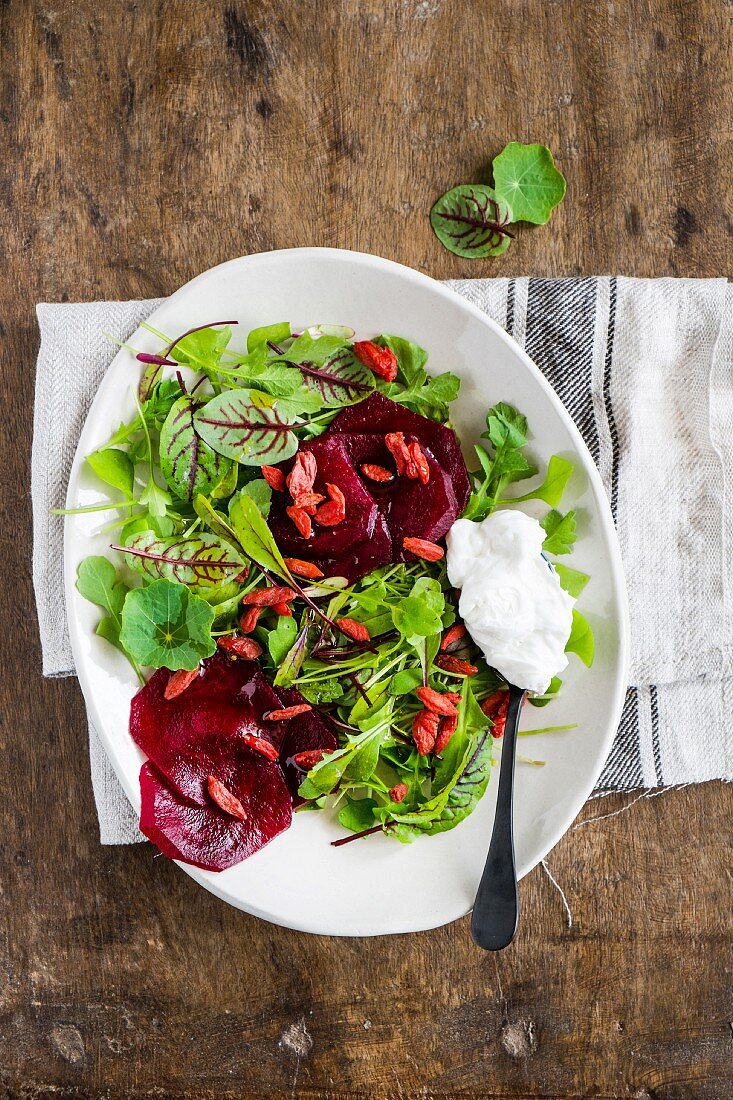 Mixed leaf salad with beetroot and goji berries (top view)