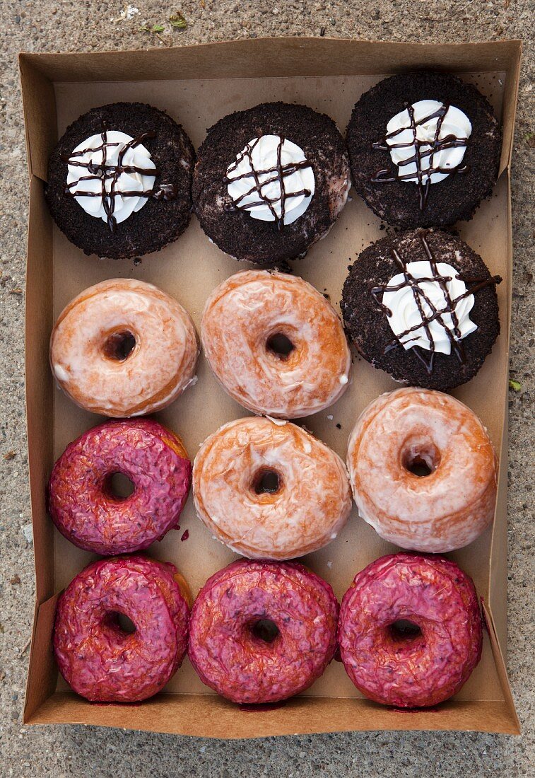 Verschiedene Donuts in einem Karton (Draufsicht)
