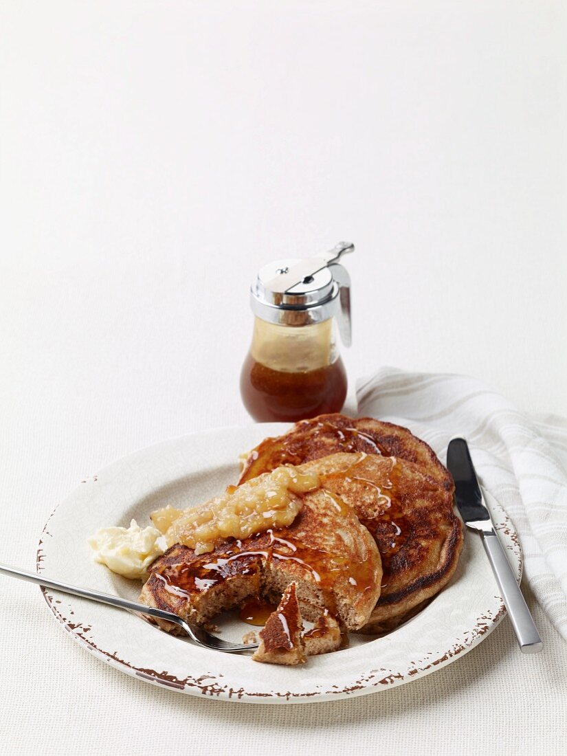 Buttermilchpfannkuchen mit Schokoladen-Haselnuss-Aufstrich, Birnenbutter und Sirup