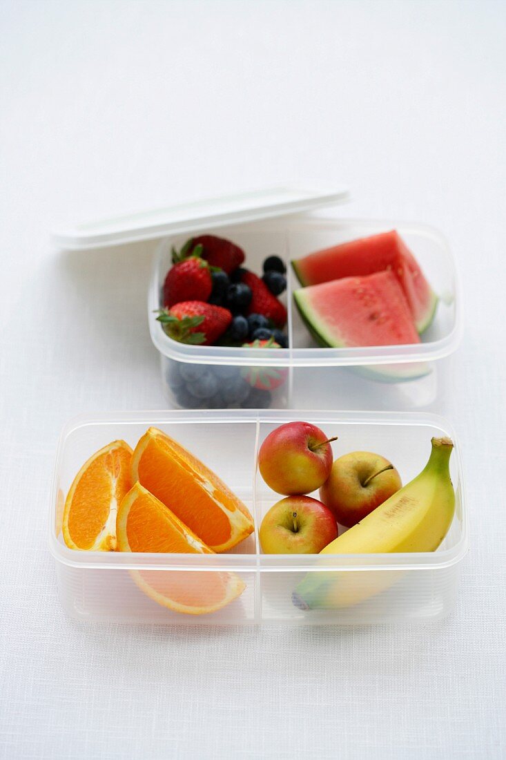 Zwei Lunchboxen mit frischen Früchten