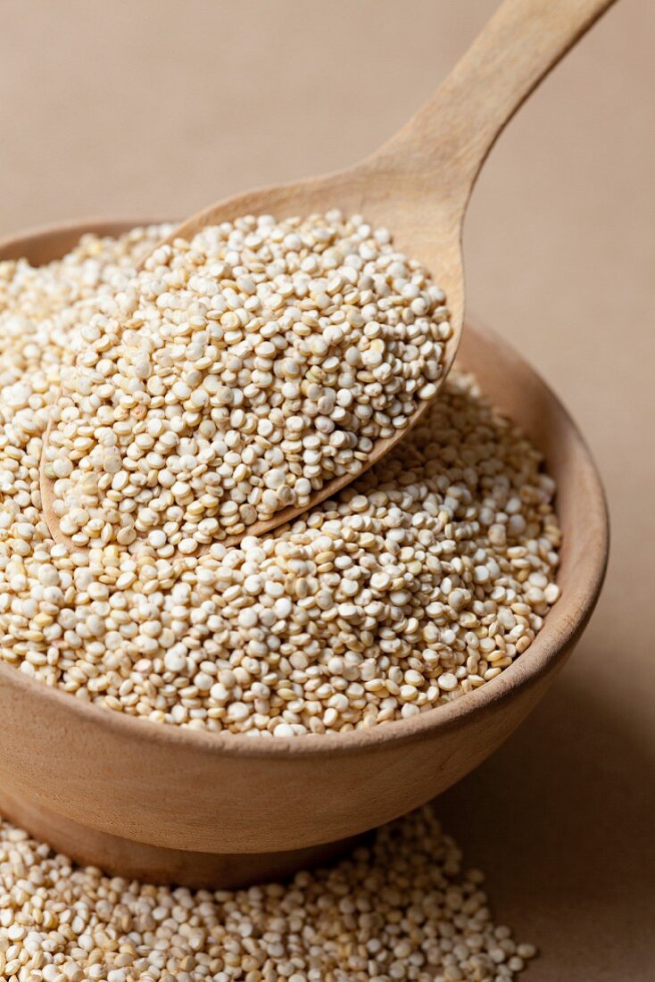 Quinoa in Holzschüssel