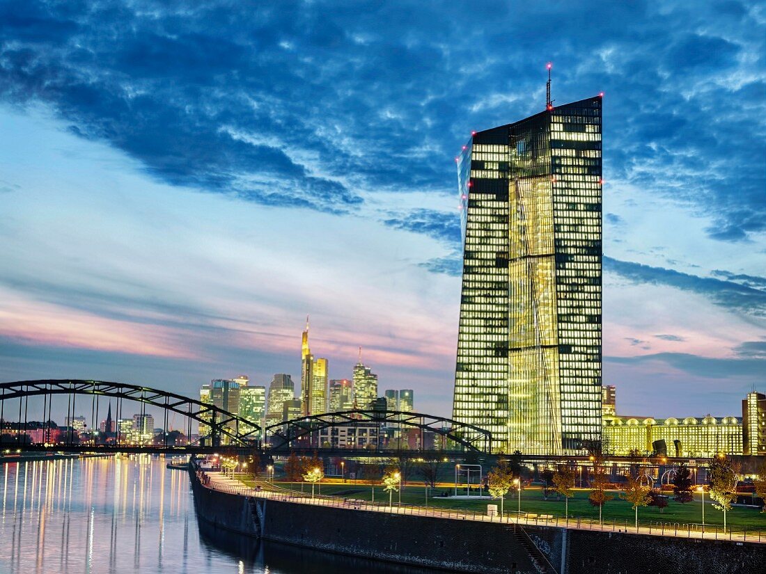 Europäische Zentralbank bei Nacht, Frankfurt am Main, Deutschland