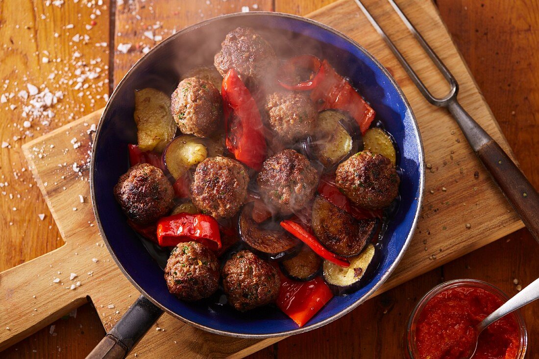 Fried meatballs with pepper and courgette